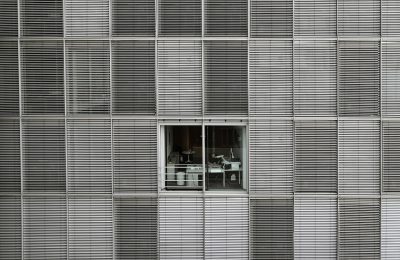 办公室内员工利用午休时间用平板电脑查看资讯内容的轻松场景