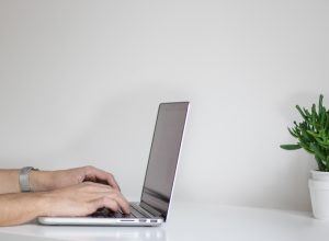 客服工作人员戴耳机在电脑前处理用户咨询的专业工作画面